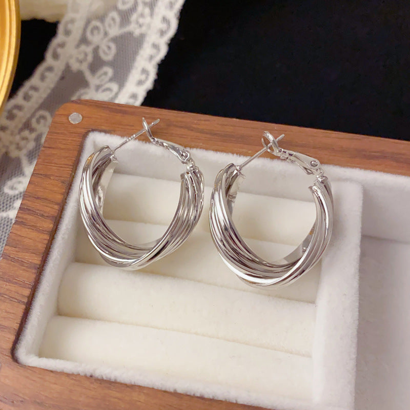 18K Gold Luxury Twisted Metal Mini Hoop Earrings – Elegant Design