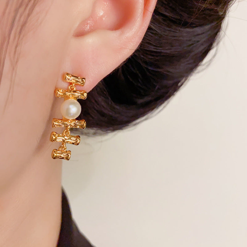 Luxury Metal Fishbone Pearl Tassel Earrings – Elegant Design