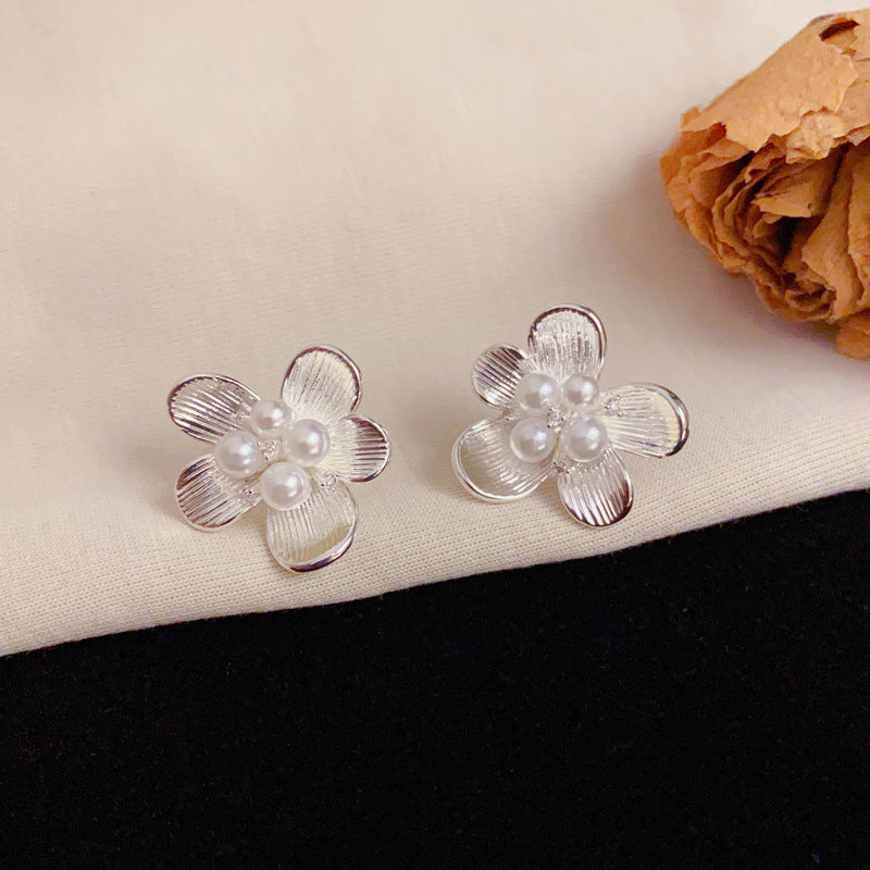 Luxury Metal Pearl Flower Stud Earrings – Elegant Floral Design