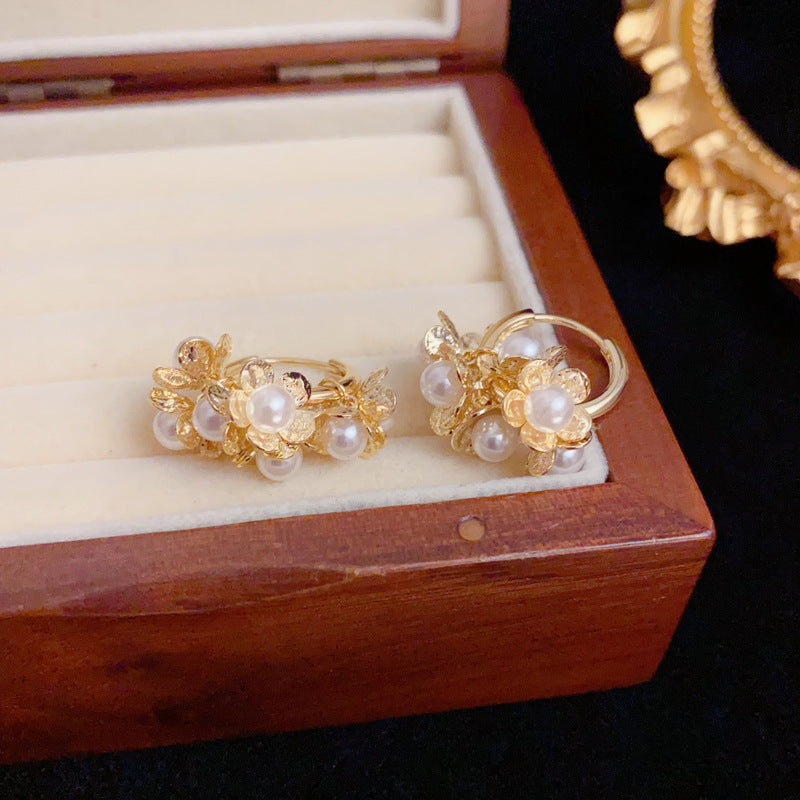 Elegant Metal Petal & Pearl Ear Cuff Earrings – Floral Design