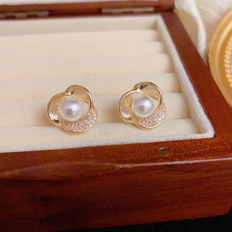 Elegant Zircon Metal-Wrapped Pearl Stud Earrings – Geometric Design