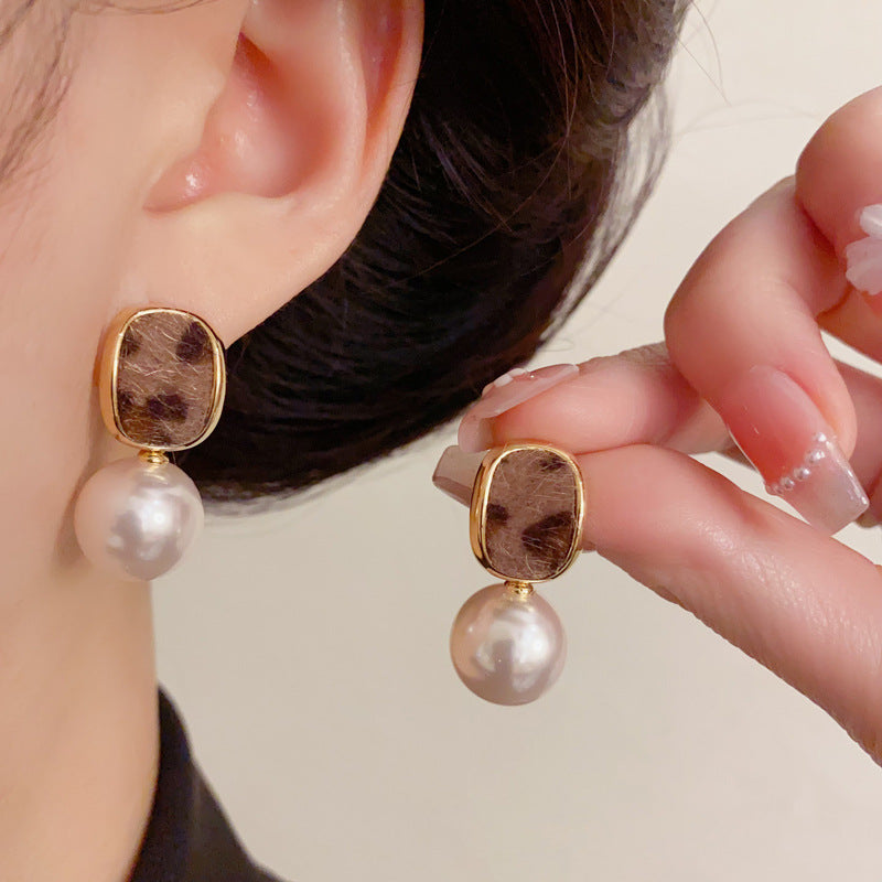 Luxury Leopard Geometric Pearl Drop Earrings – French Retro Design