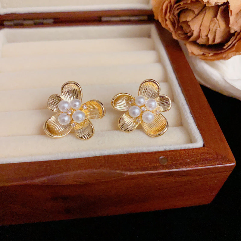Luxury Metal Pearl Flower Stud Earrings – Elegant Floral Design