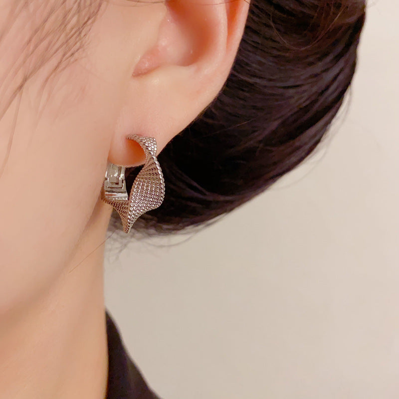 Luxury Twisted Metal Circle Ear Cuff Earrings – Geometric Design