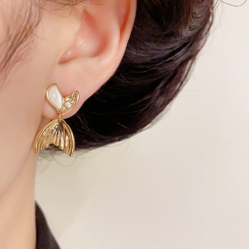 14K Gold Metal Mother-of-Pearl Fish Tail Earrings – Elegant Design