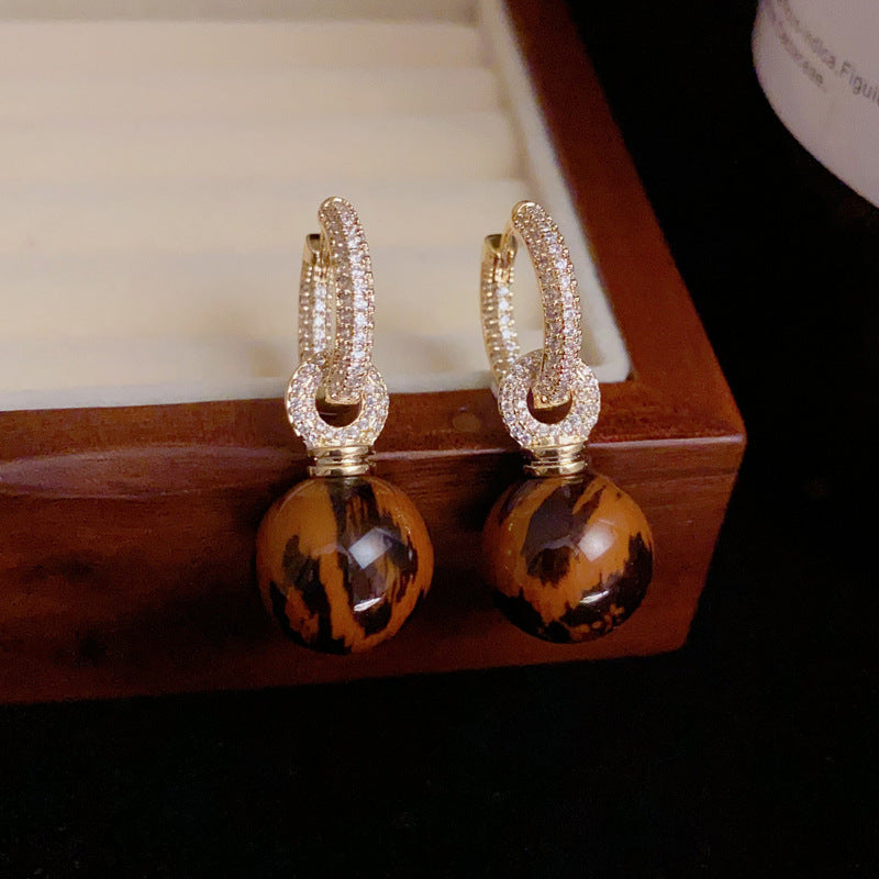 أقراط كروية بطبعة جلد النمر مطلية بالذهب عيار 14 قيراطًا - تصميم مرصع بالزركون