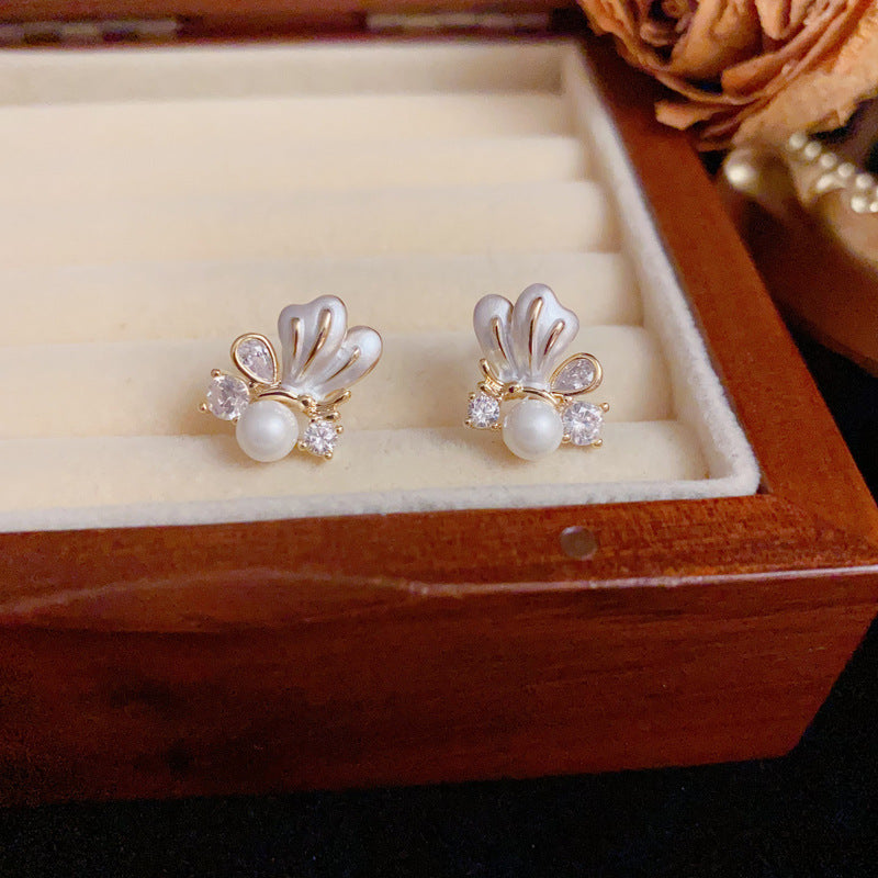 Elegant Pearl & Butterfly Small Stud Earrings – Silver Needle Design