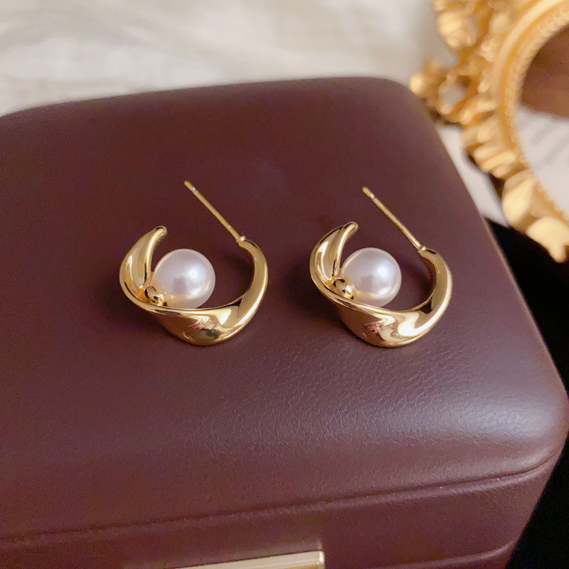 Elegant Twisted Metal & Pearl C-Shaped Earrings – Geometric Design
