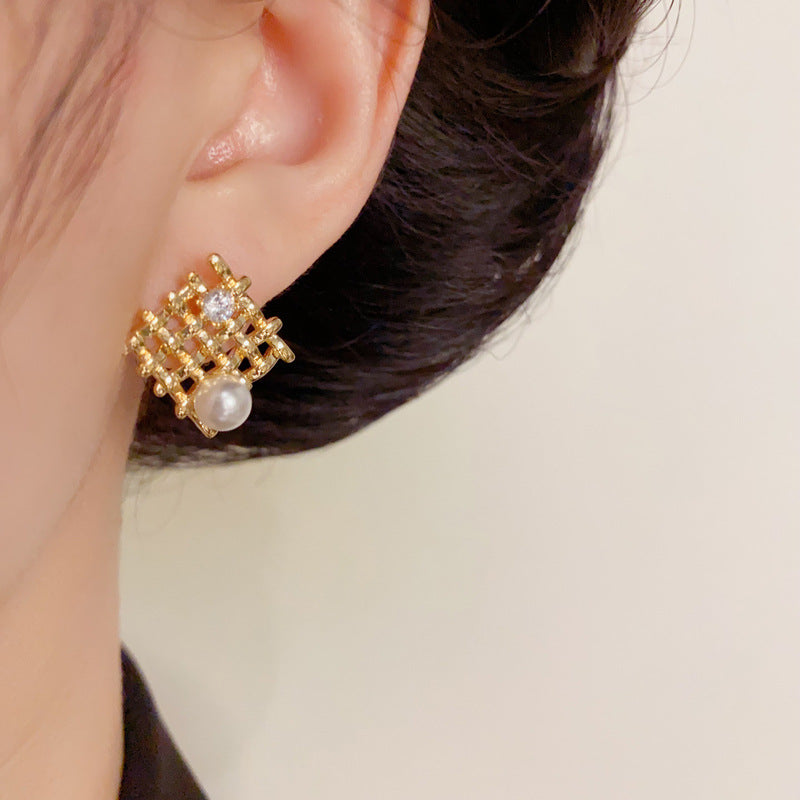 Luxury Metal Diamond Mesh & Pearl Stud Earrings – Geometric Design