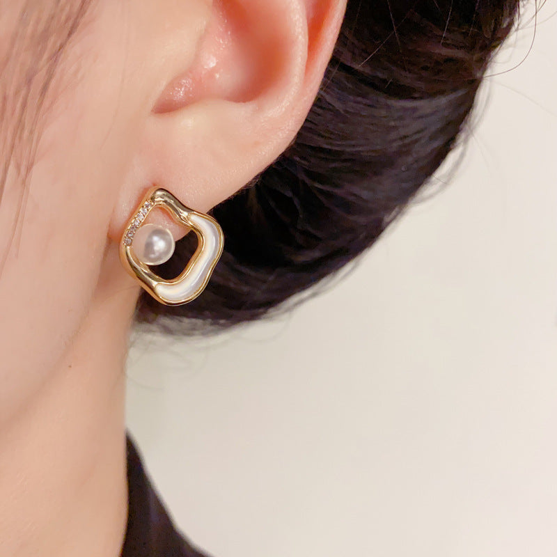 Luxury Mother-of-Pearl Geometric Stud Earrings – Elegant Design
