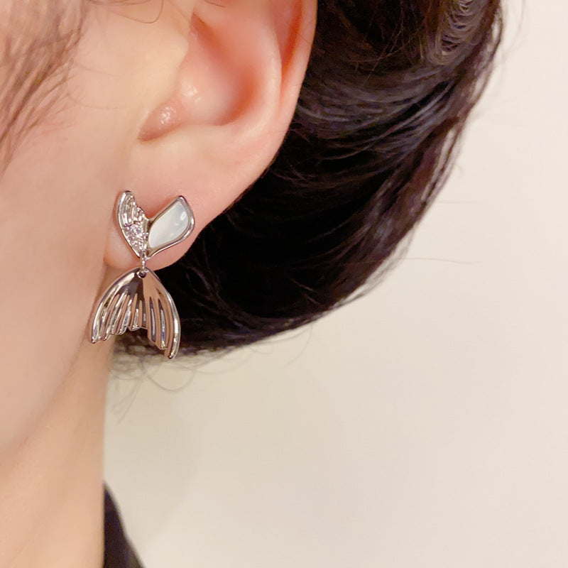 14K Gold Metal Mother-of-Pearl Fish Tail Earrings – Elegant Design