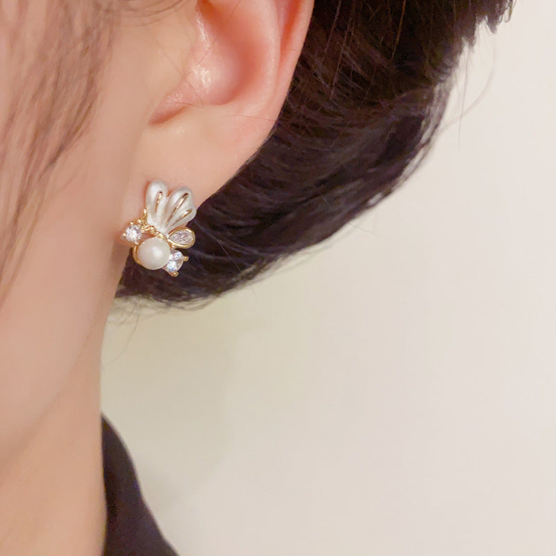 Elegant Pearl & Butterfly Small Stud Earrings – Silver Needle Design