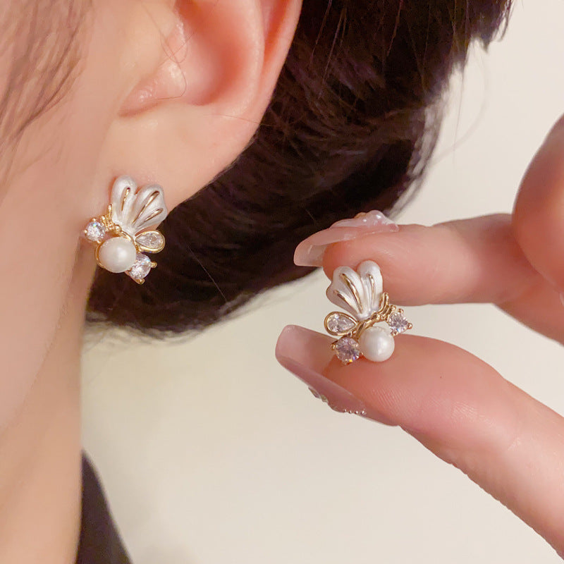 Elegant Pearl & Butterfly Small Stud Earrings – Silver Needle Design