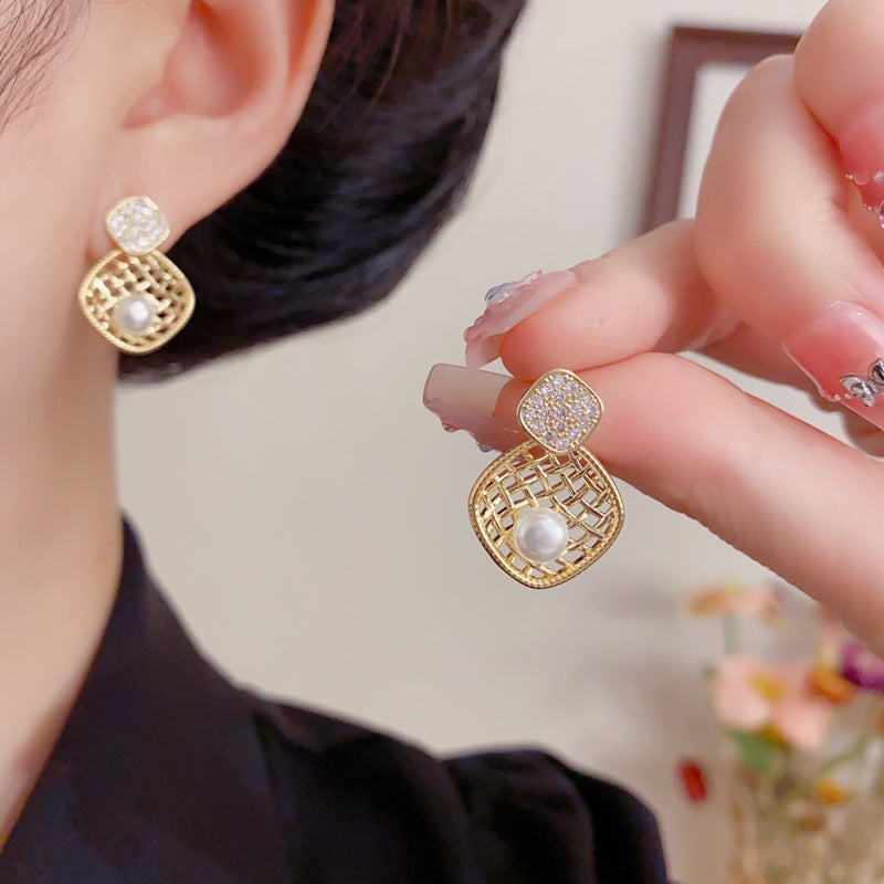Eaioncol Openwork Rhombus Pearl CZ Stud Gold