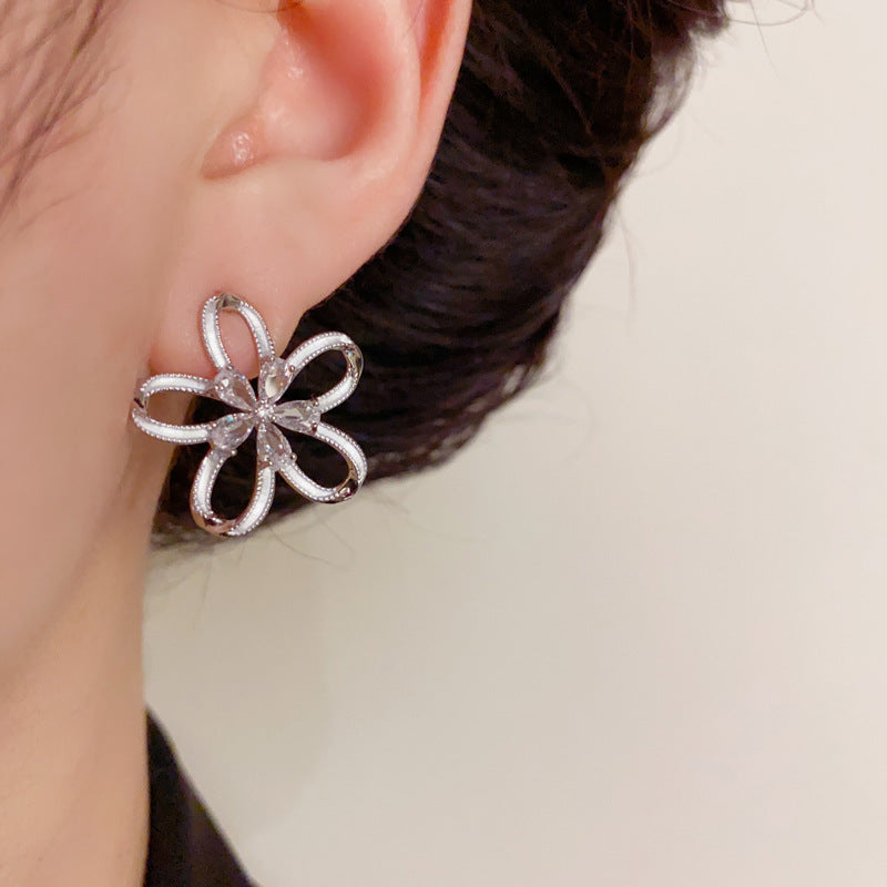 14K Gold Open Flower Stud Earrings - Chic Elegance Design