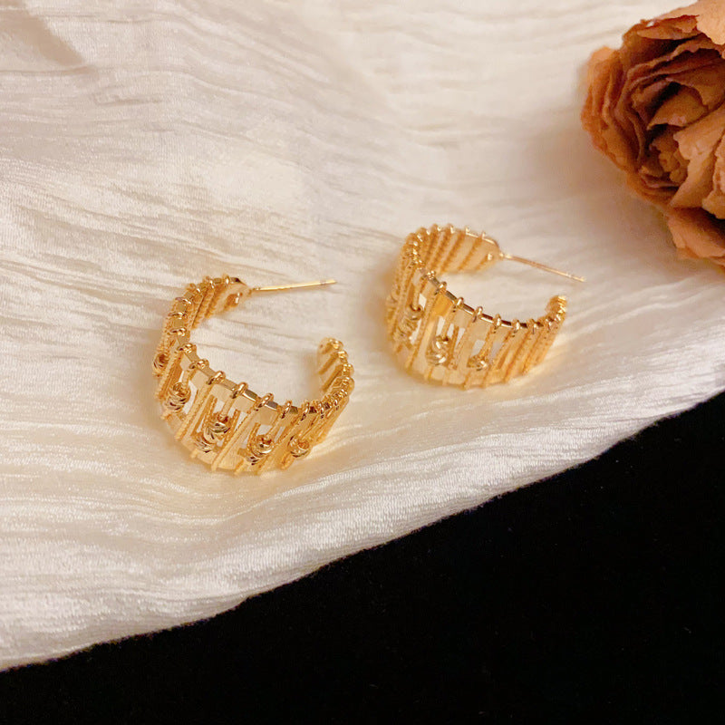 Luxury Metal Hollow C-Shaped Hoop Earrings – Geometric Elegant Design