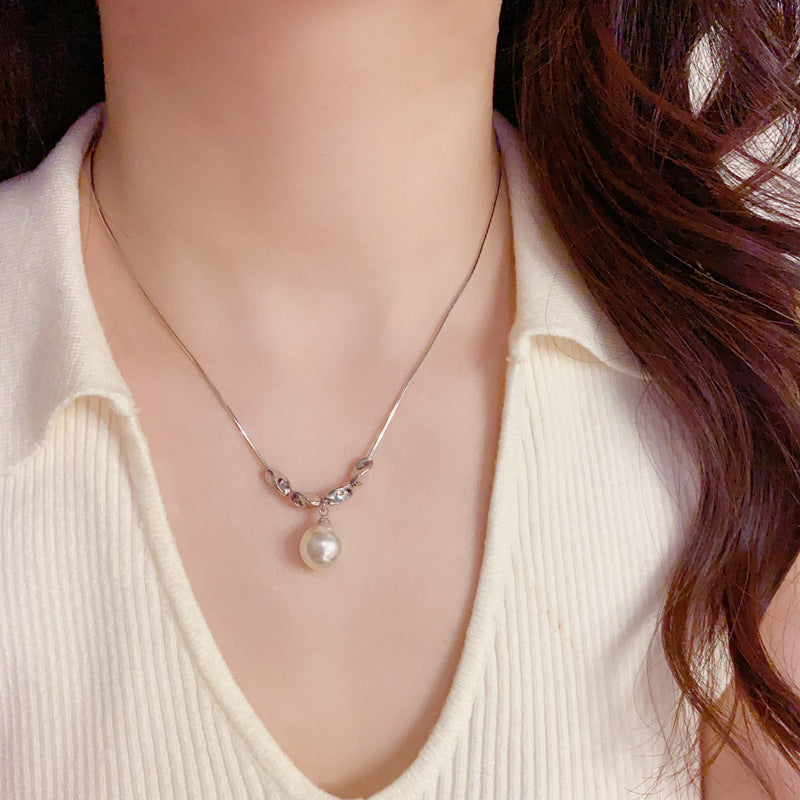 Luxury Metal Twisted Pearl Pendant Necklace – Clavicle Chain Design