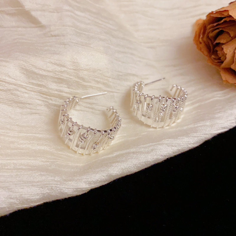 Luxury Metal Hollow C-Shaped Hoop Earrings – Geometric Elegant Design