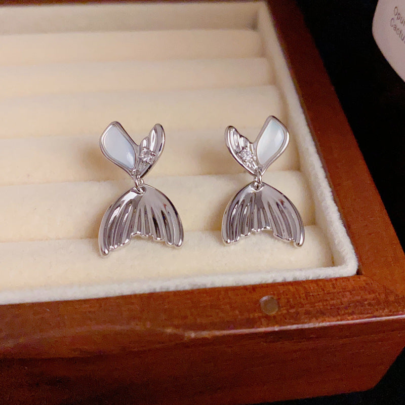 14K Gold Metal Mother-of-Pearl Fish Tail Earrings – Elegant Design