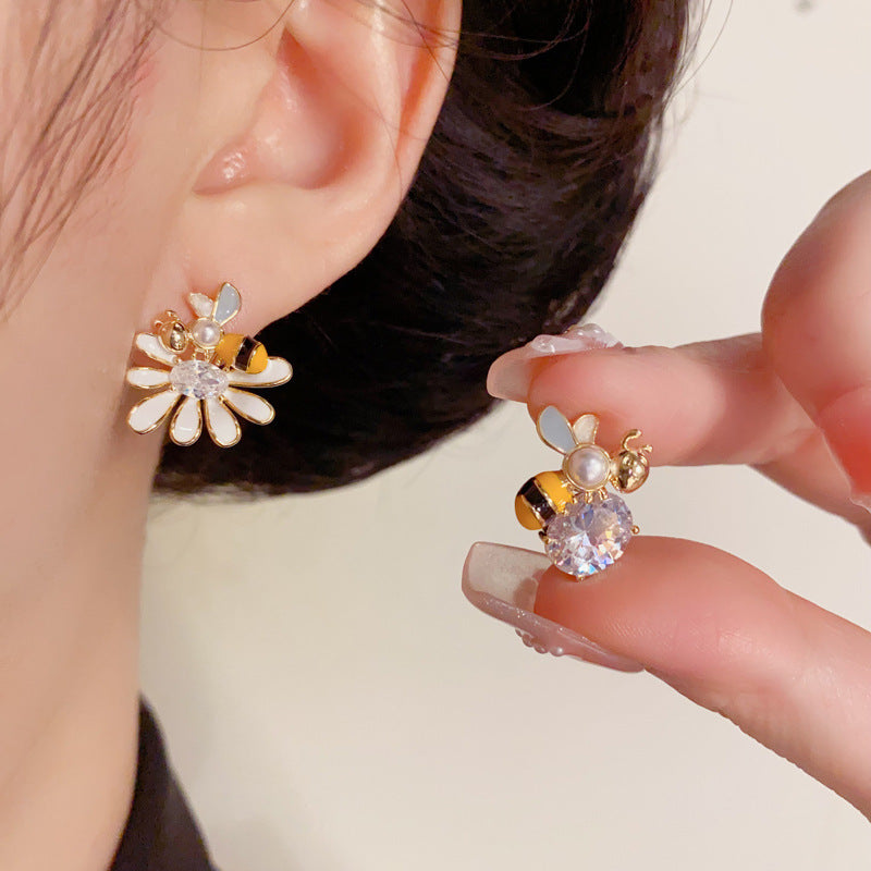 Luxury Asymmetric Daisy & Bee Stud Gold Earrings– Silver Needle Design