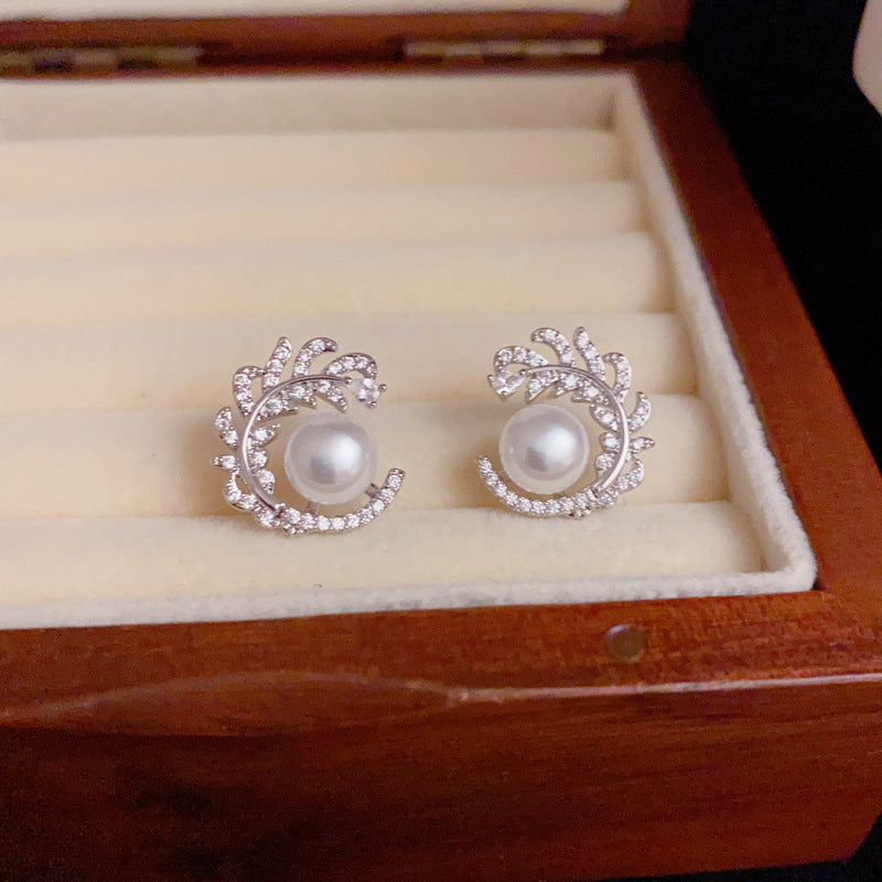 14K Gold Feather Pearl Stud Earrings – Sparkling Minimalist Design