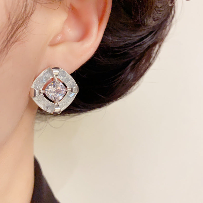 14K Gold Blue Crystal Cube Stud Earrings – Elegant Geometric Style