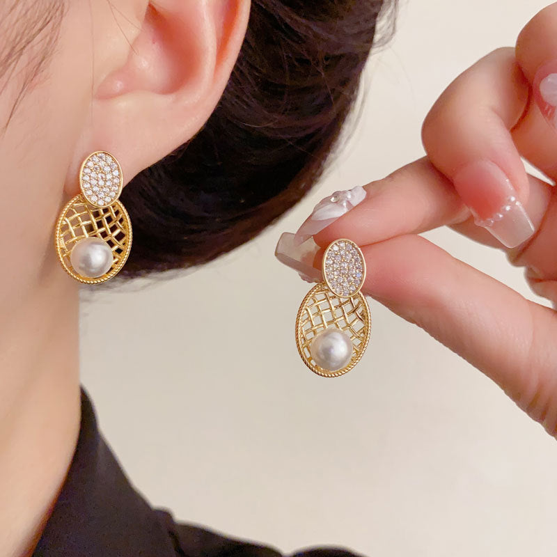 Elegant Zircon Metal Grid Oval Pearl Earrings – Geometric Design