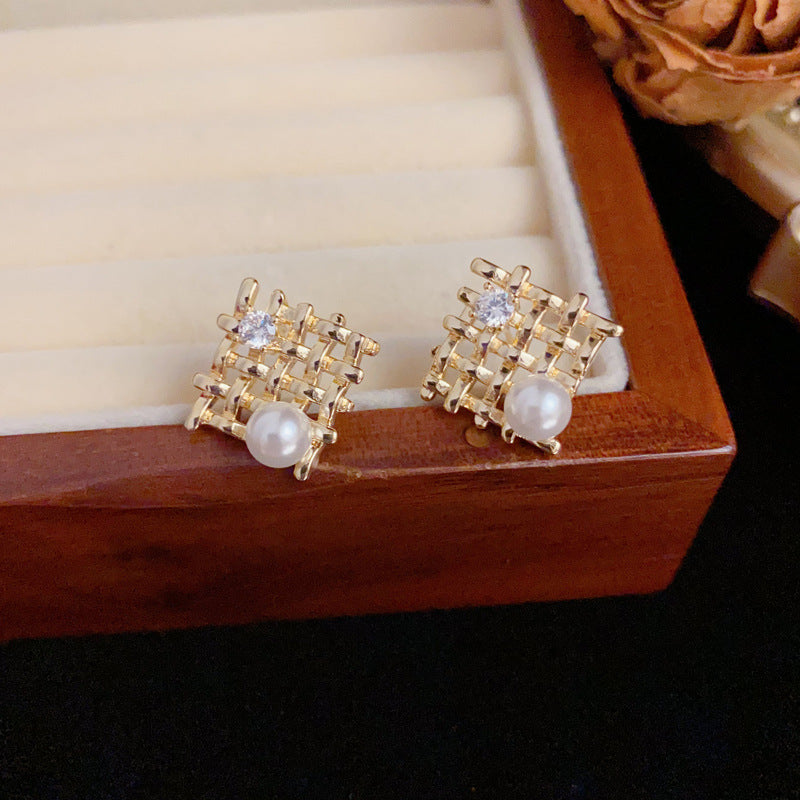 Luxury Metal Diamond Mesh & Pearl Stud Earrings – Geometric Design