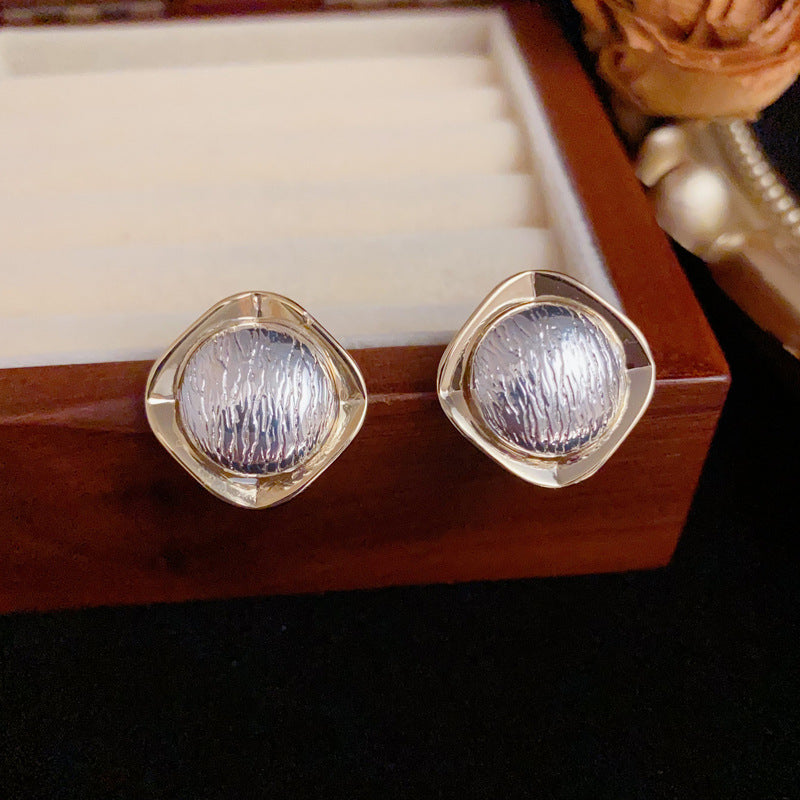 Luxury Metal Diamond-Shaped Two-Tone Stud Earrings – Geometric Design