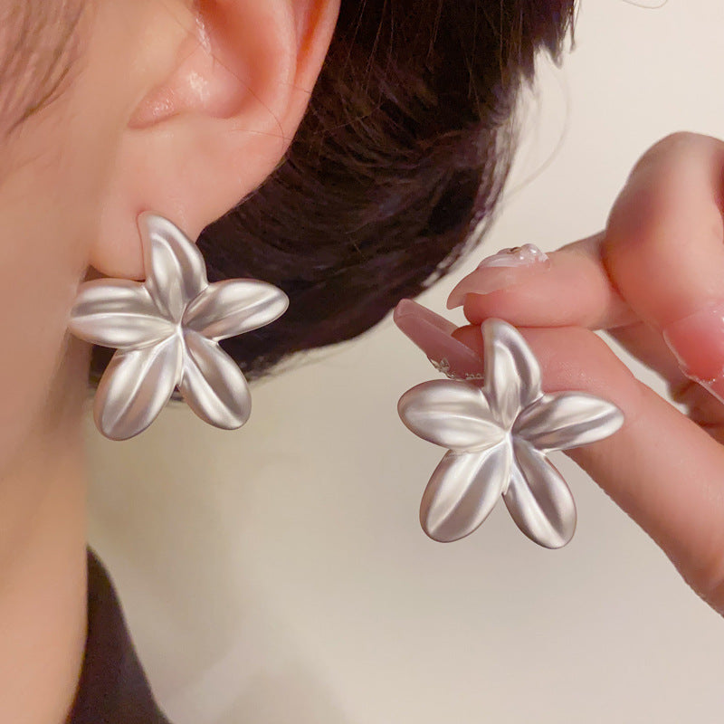 French-Style Silver Metal Flower Stud Earrings – Elegant Floral Design