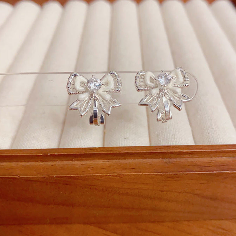Elegant Thick Silver Zircon Bow Ear Clip – Non-Piercing Clip-On Design