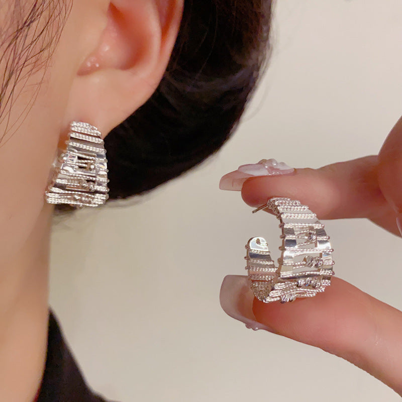 Luxury Metal Hollow C-Shaped Hoop Earrings – Geometric Elegant Design