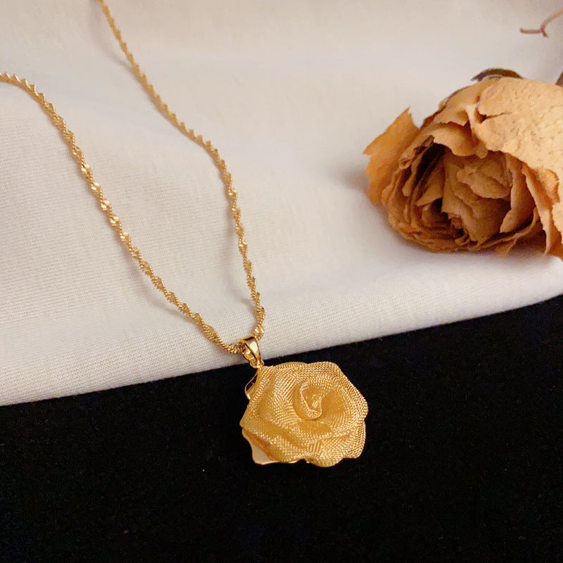 Luxury 18K Gold Rose Pendant Necklace – Clavicle Chain Elegant Design