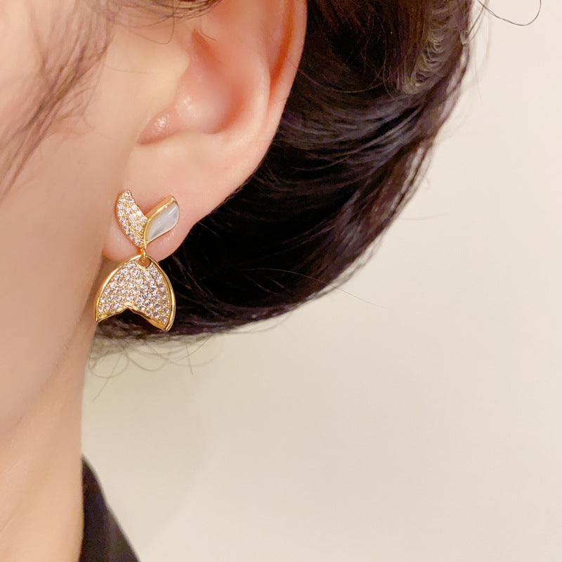 14K Gold Mother-of-Pearl Mermaid Tail Earrings – Elegant Drop Design