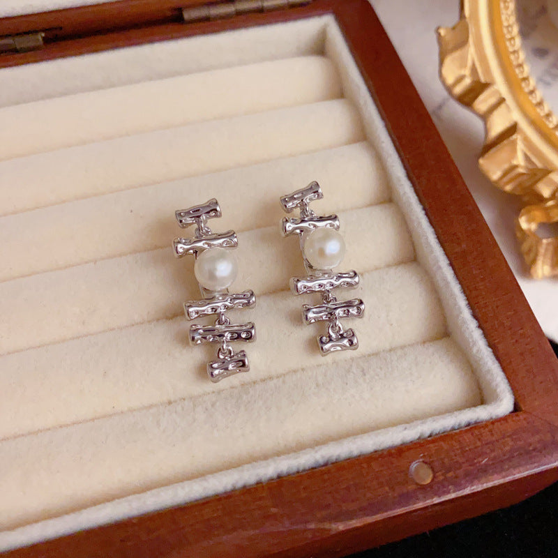 Luxury Metal Fishbone Pearl Tassel Earrings – Elegant Design