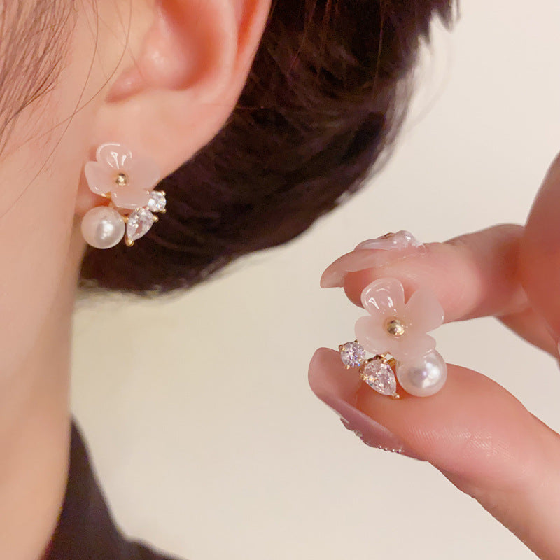 14K Gold Flower & Pearl Stud Earrings – Elegant Floral Design