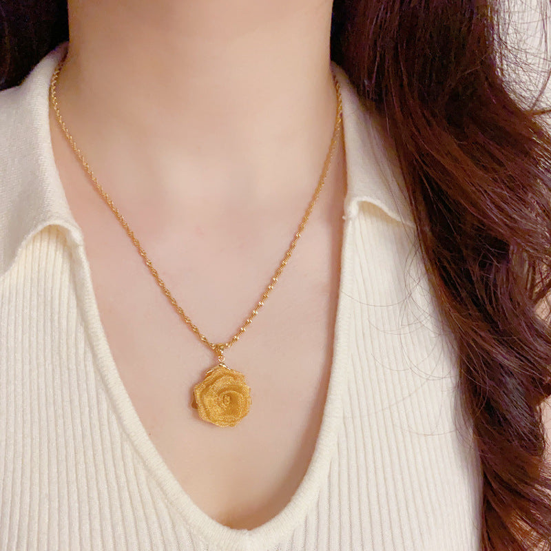 Luxury 18K Gold Rose Pendant Necklace – Clavicle Chain Elegant Design