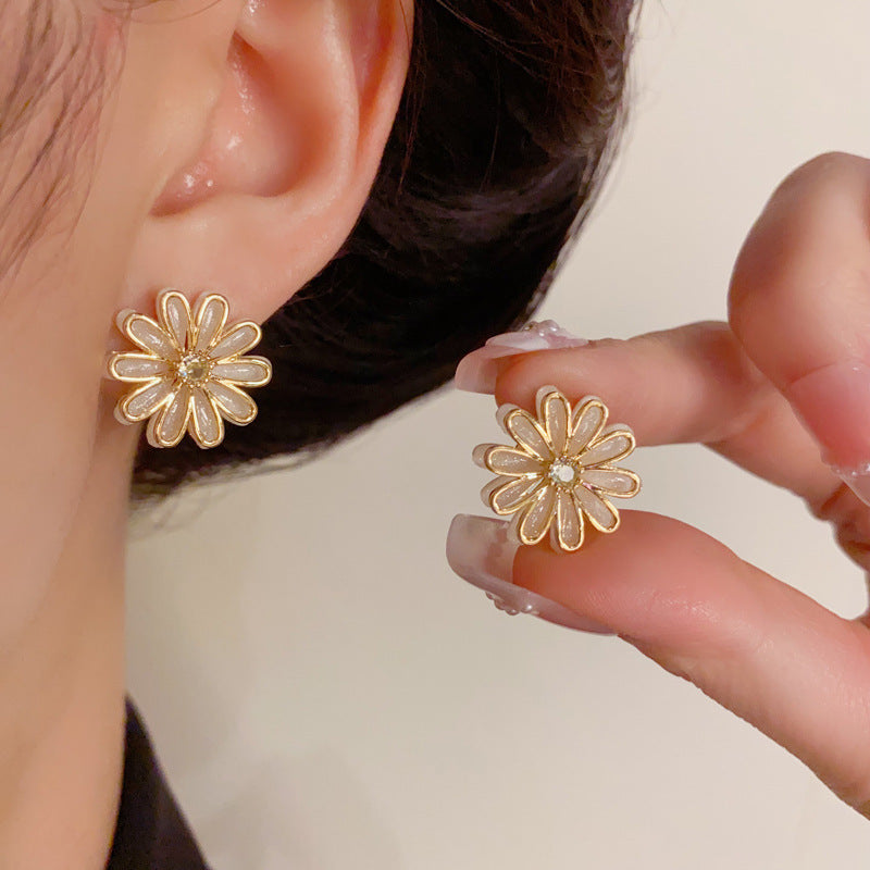 14K Gold Luxury Daisy Stud Earrings – Elegant Flower Design