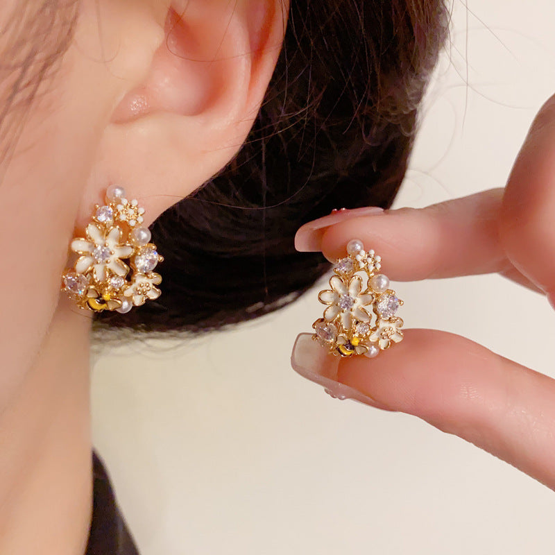 14K Gold Minimalist Bee Flower & Pearl Hoop Earrings – Elegant Design