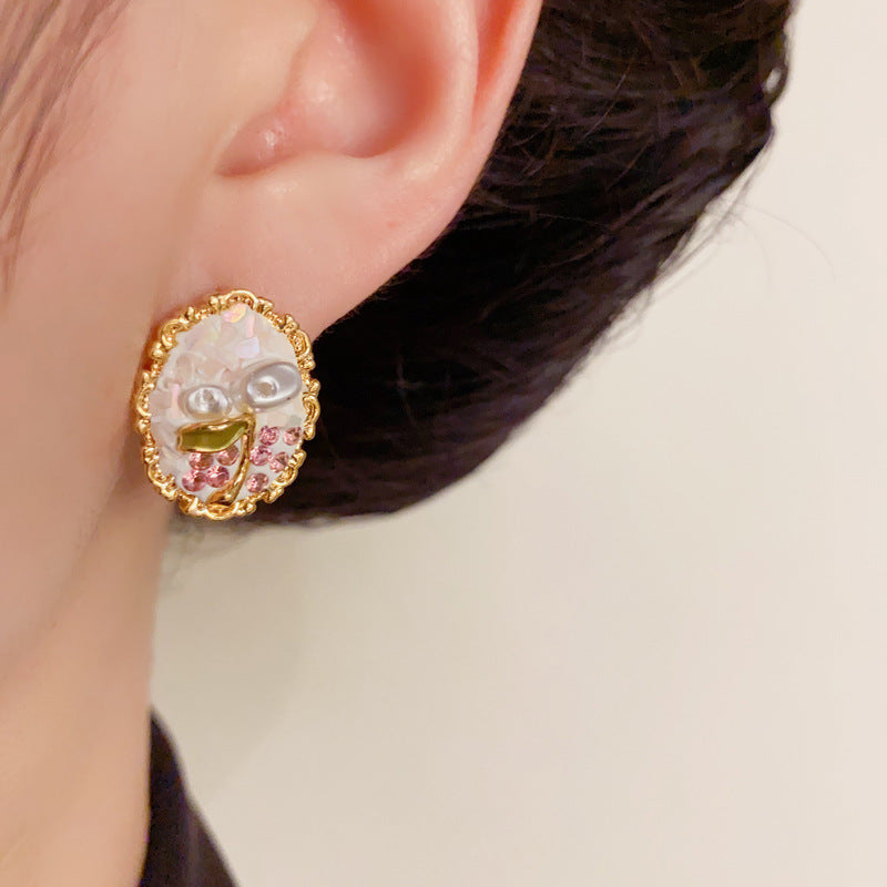 Crushed Shell & Pearl Flower Oval Stud Gold Earrings – Elegant Design
