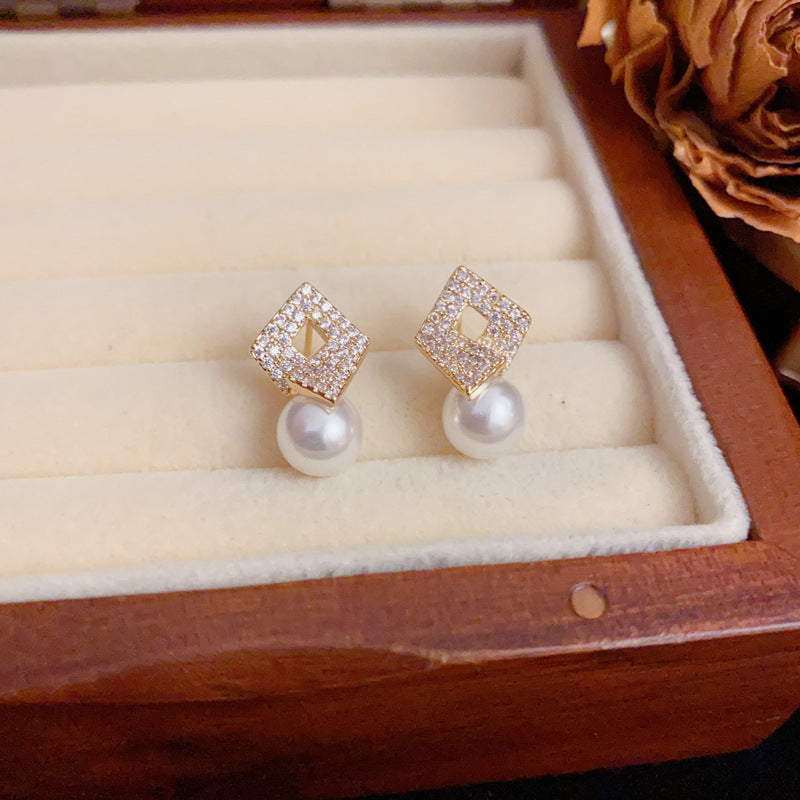 Luxury Zircon Diamond-Shaped Pearl Stud Earrings – Geometric Design