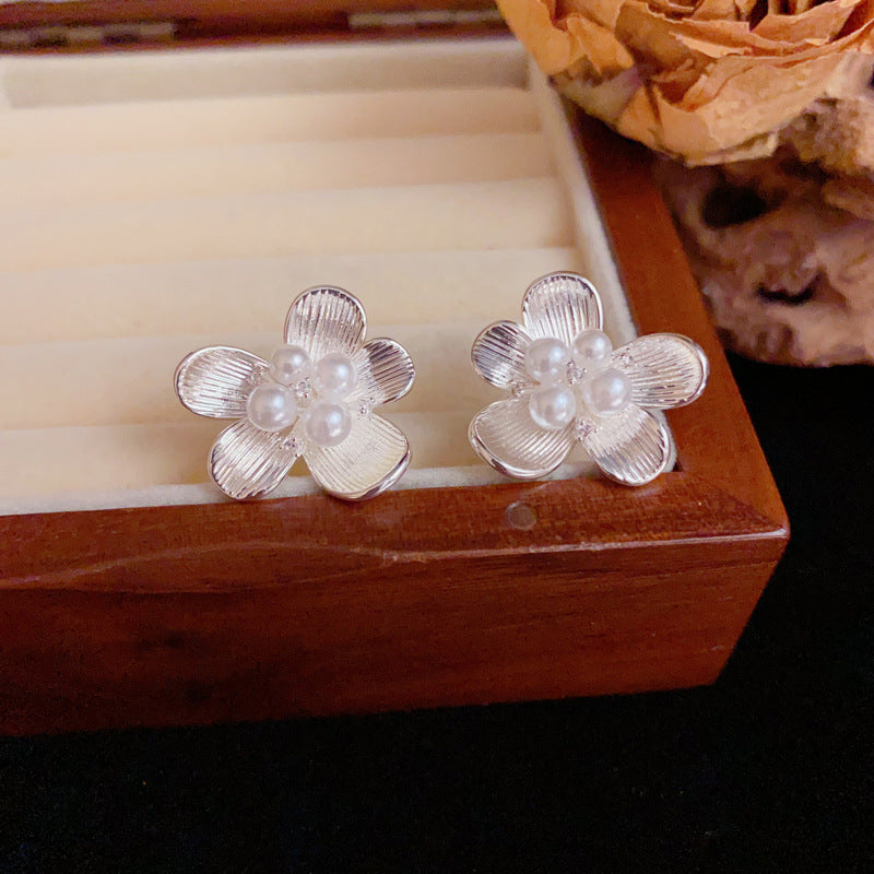 Luxury Metal Pearl Flower Stud Earrings – Elegant Floral Design