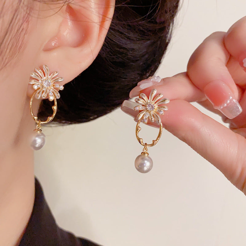 14K Gold Luxury Daisy Geometric Pearl Drop Earrings – Elegant Design