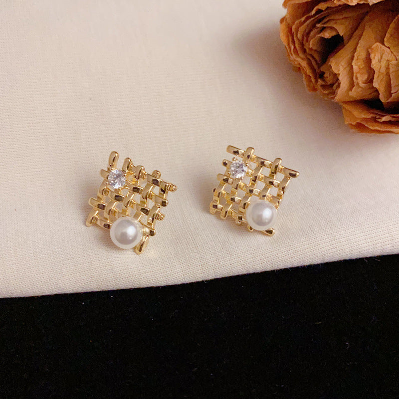 Luxury Metal Diamond Mesh & Pearl Stud Earrings – Geometric Design