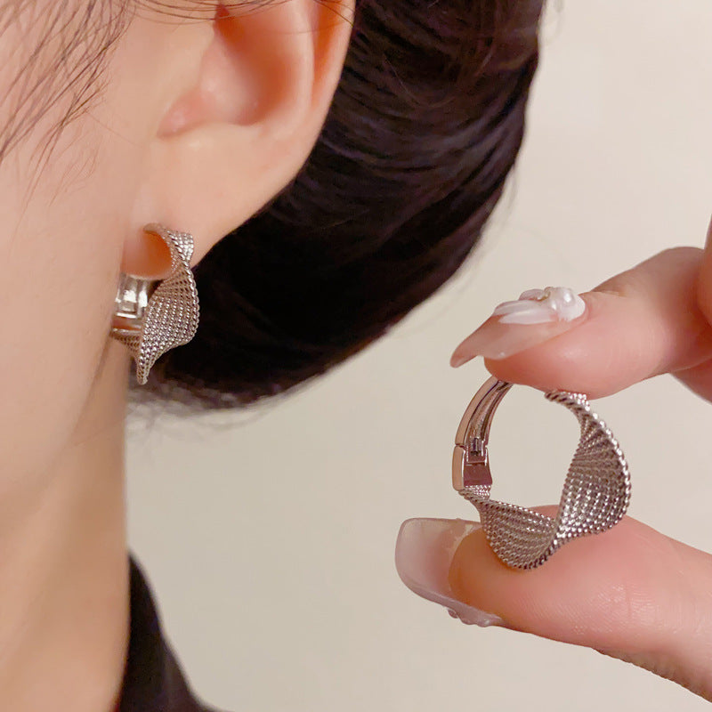 Luxury Twisted Metal Circle Ear Cuff Earrings – Geometric Design