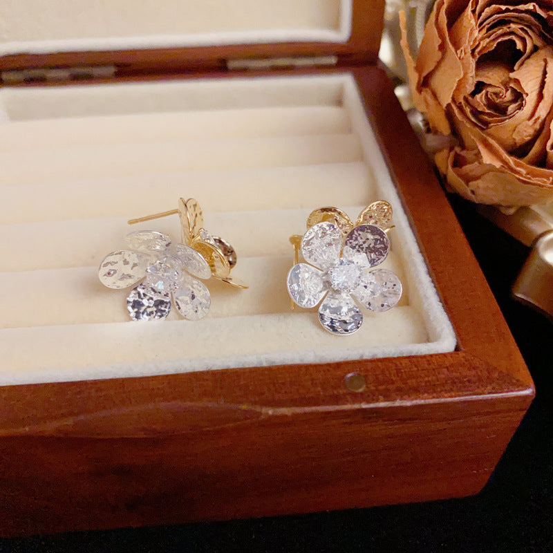 Luxury Metal Two-Tone Double Flower Gold Earrings – Elegant Design
