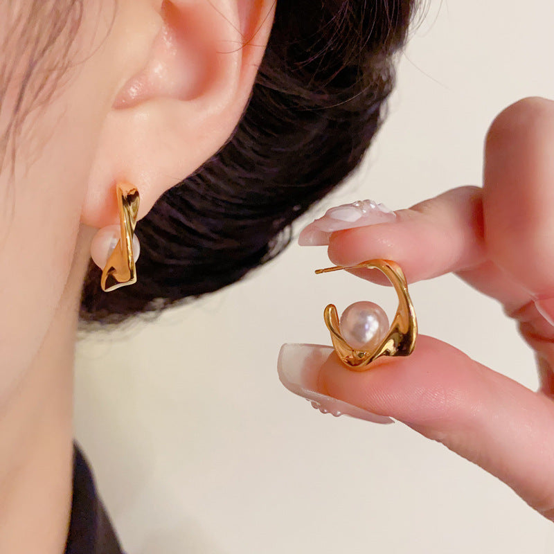 Elegant Twisted Metal & Pearl C-Shaped Earrings – Geometric Design