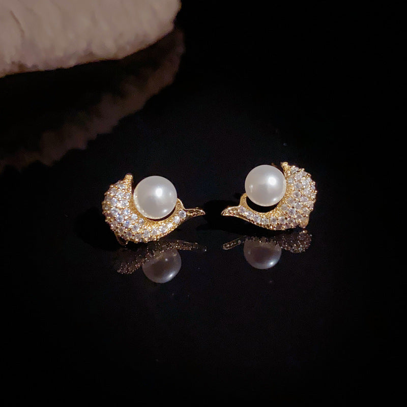 18K Gold Dolphin Pearl Stud Earrings – Sparkling Minimalist Design