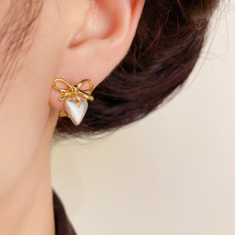 14K Gold-Plated Bow & Heart Ear Clip Earrings – Elegant Design