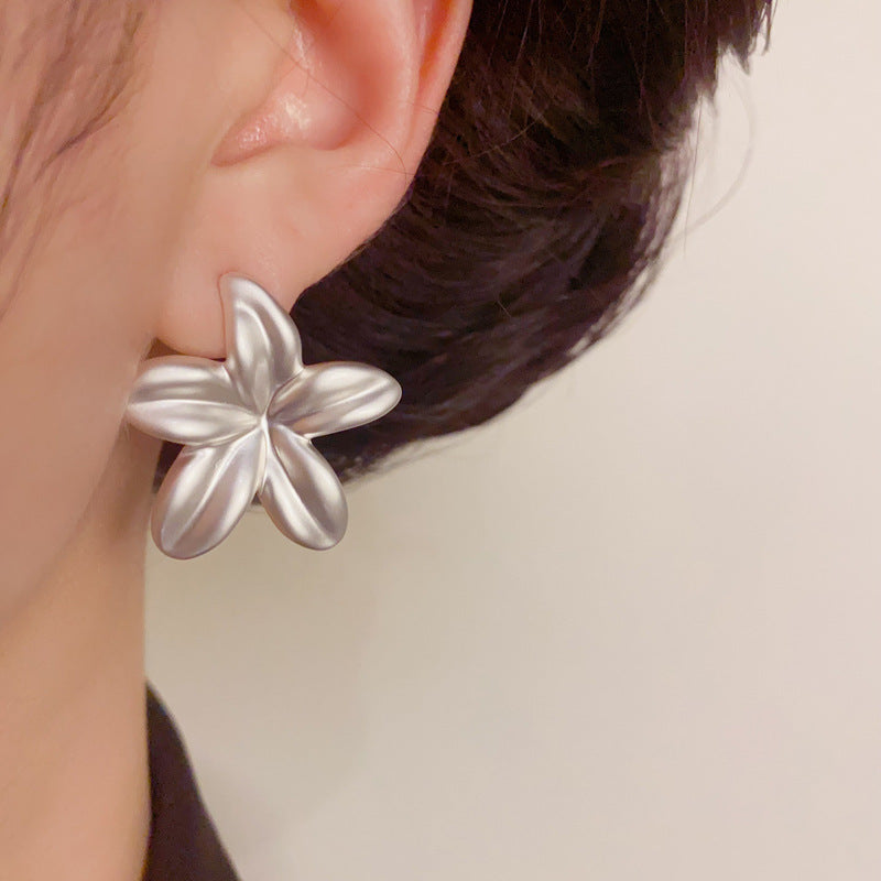 French-Style Silver Metal Flower Stud Earrings – Elegant Floral Design